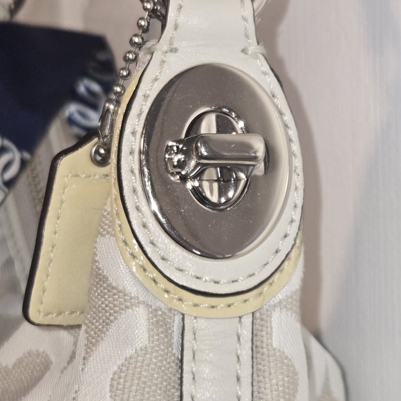 Coach Shoulderbag Signature Small Bag Green Satin Interior - Picture 7 of 16